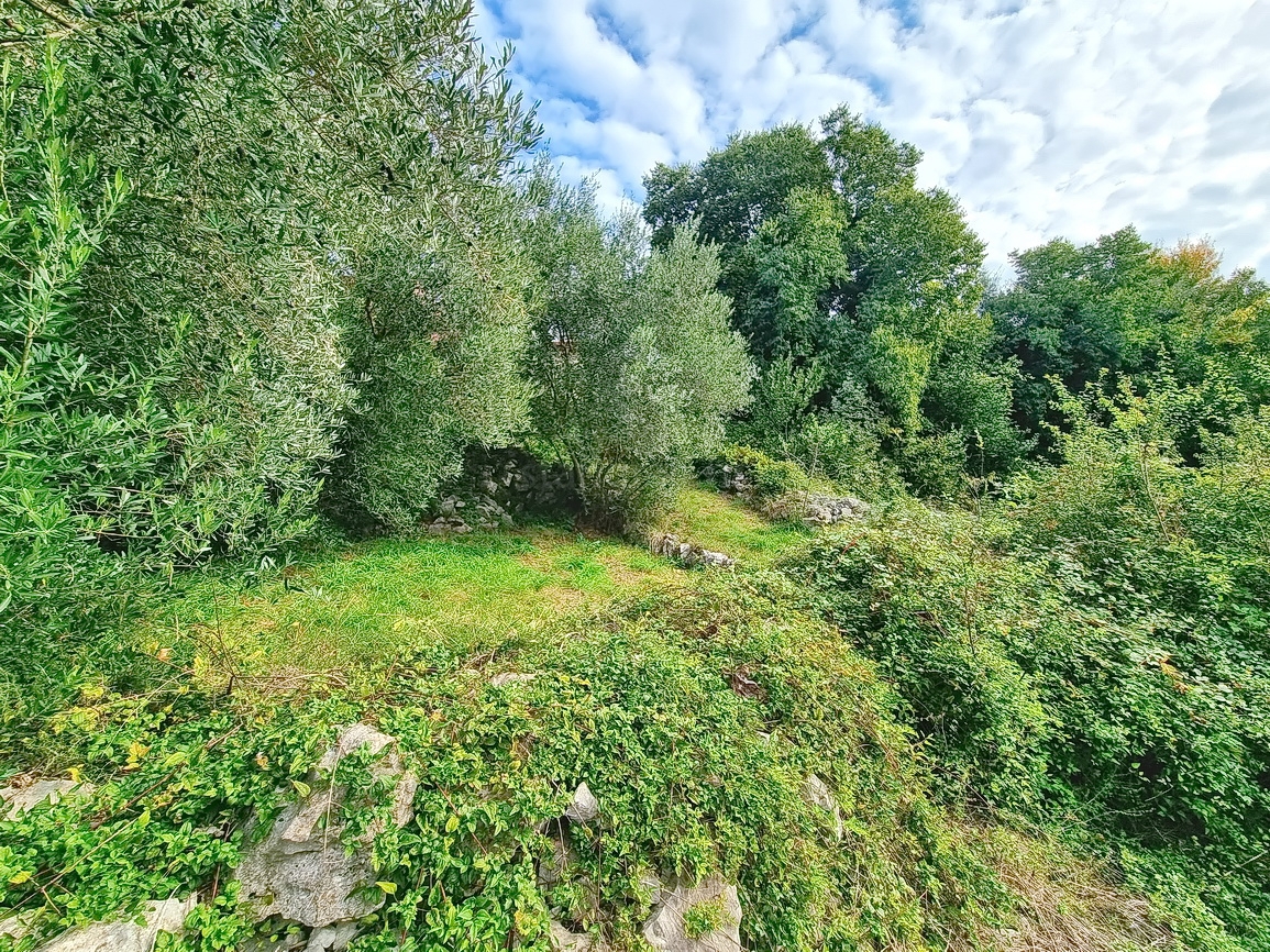 Malinska, prostorno gradbeno zemljišče na mirni lokaciji!