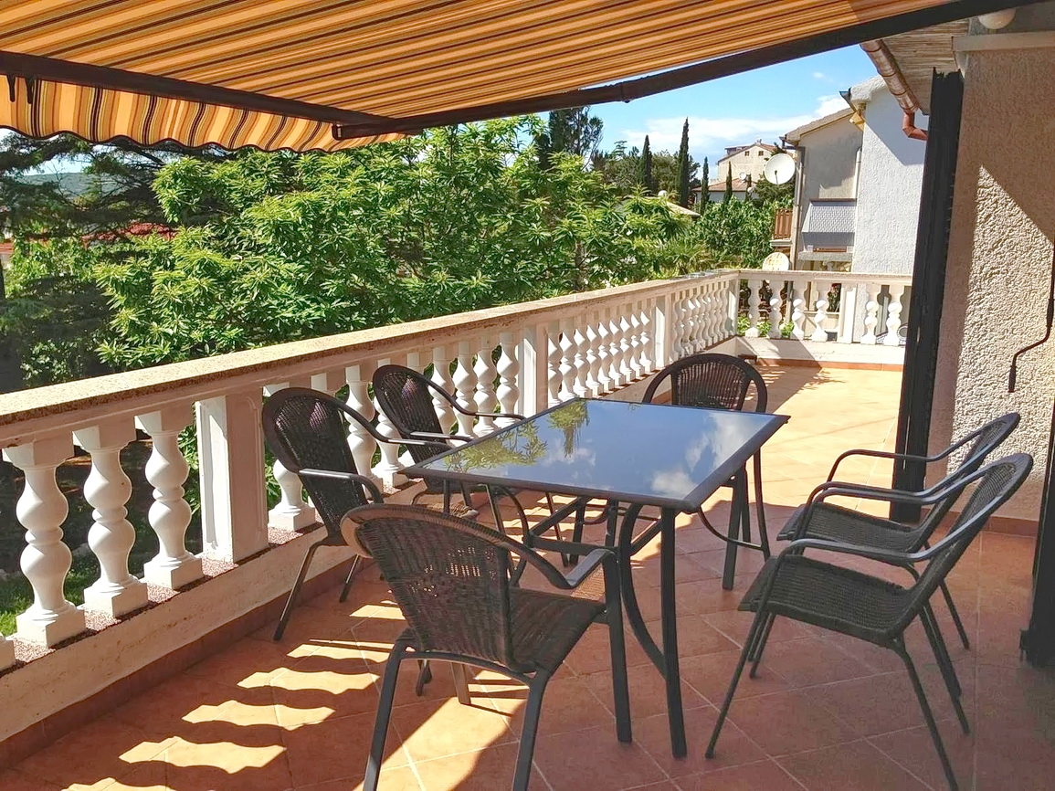 Punat, samostojna hiša z dvema stanovanjskima enotama in bazenom!