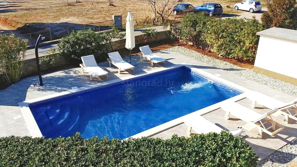 Punat, samostojna hiša z dvema stanovanjskima enotama in bazenom!