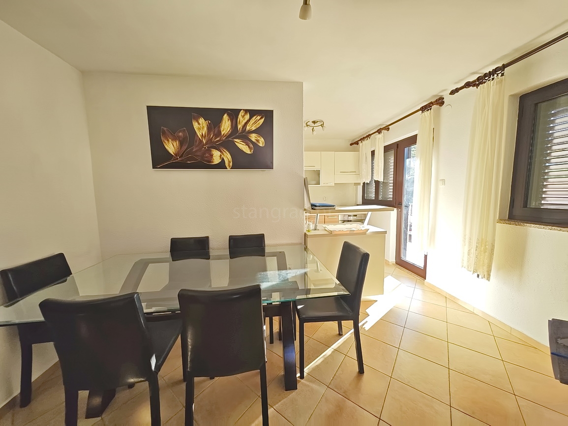 Punat, samostojna hiša z dvema stanovanjskima enotama in bazenom!