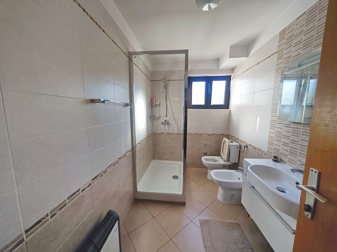 Punat, samostojna hiša z dvema stanovanjskima enotama in bazenom!