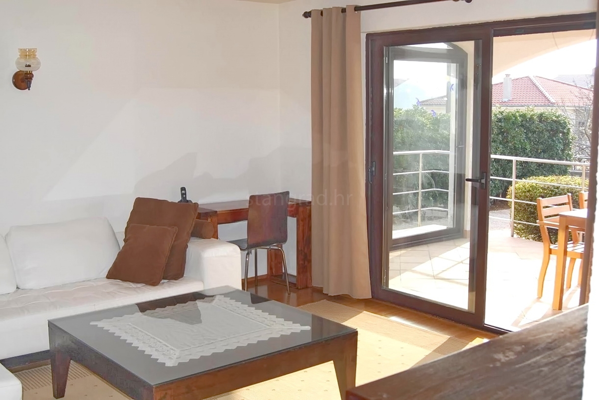 Punat, samostojna hiša z dvema stanovanjskima enotama in bazenom!