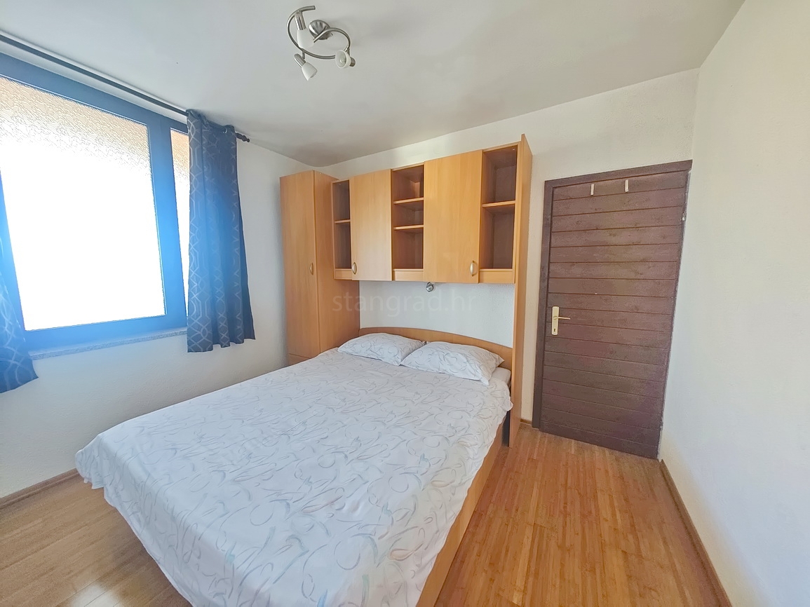 Punat, samostojna hiša z dvema stanovanjskima enotama in bazenom!