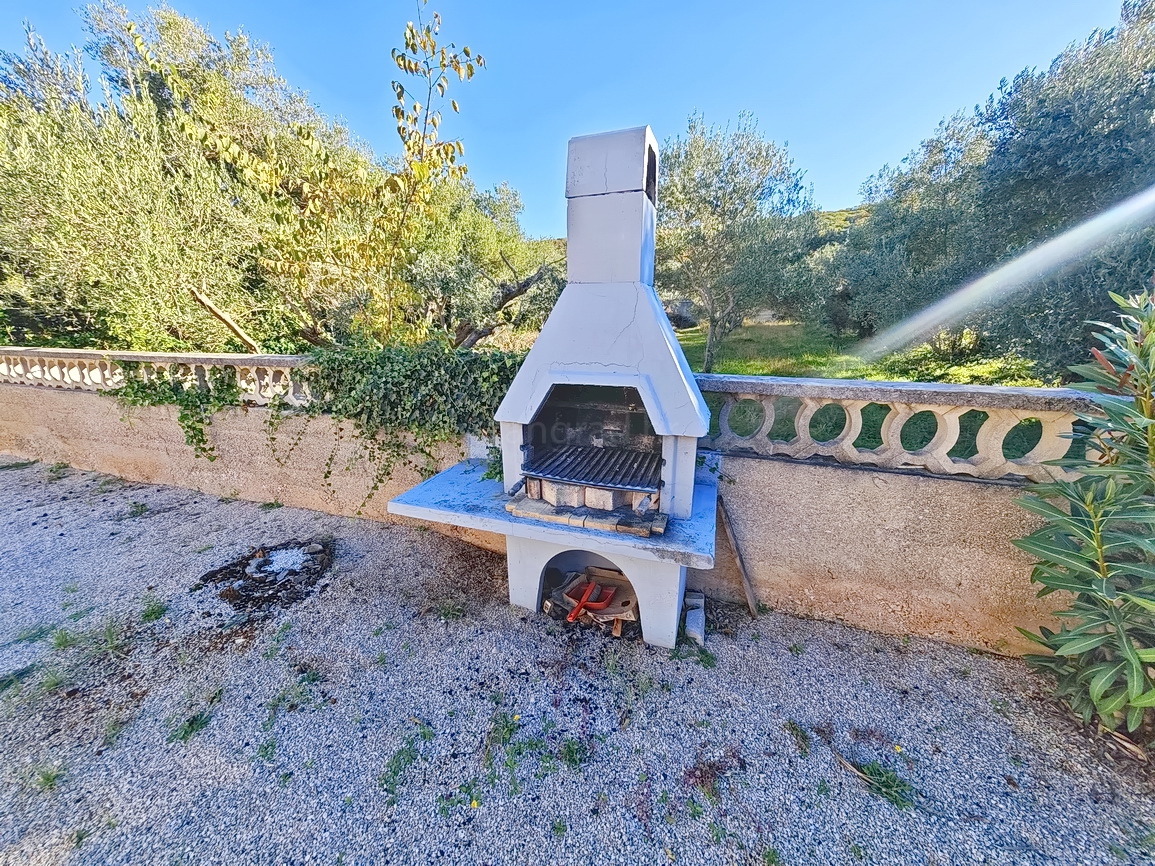 Punat, samostojna hiša z dvema stanovanjskima enotama in bazenom!