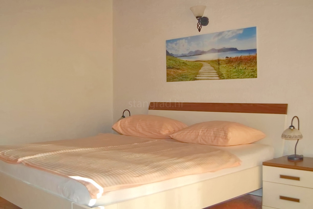 Punat, samostojna hiša z dvema stanovanjskima enotama in bazenom!