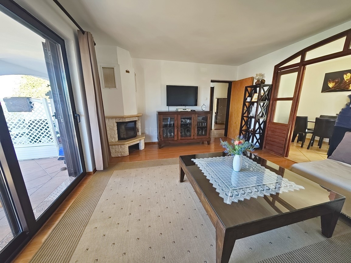 Punat, samostojna hiša z dvema stanovanjskima enotama in bazenom!