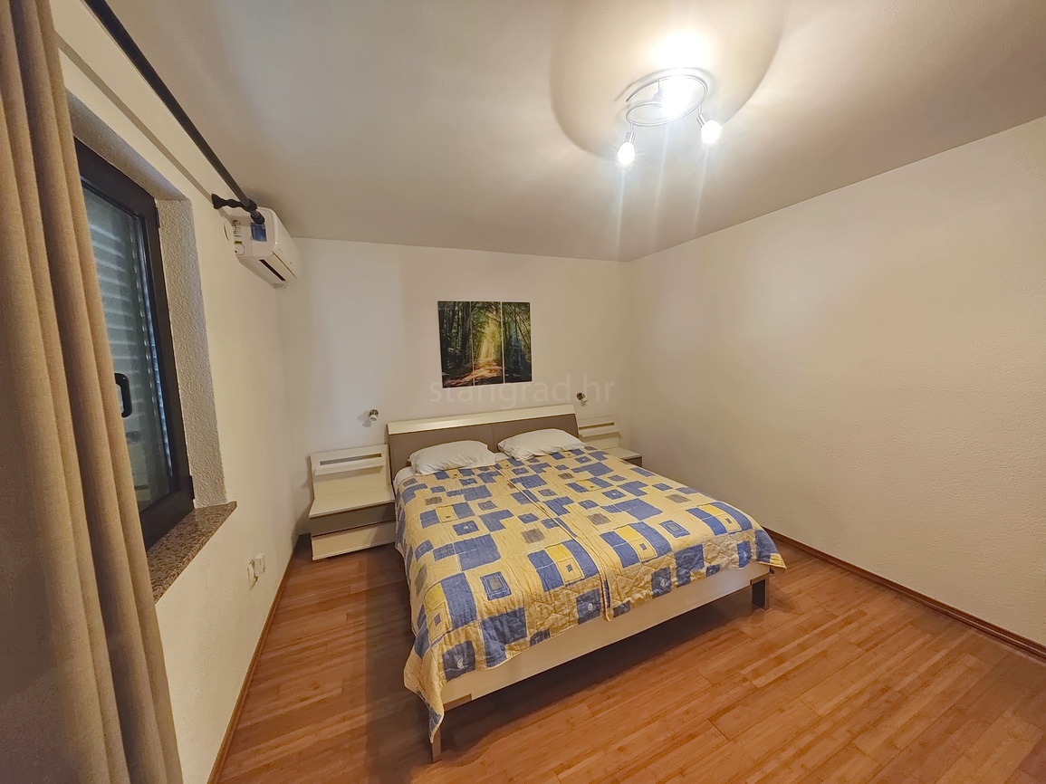 Punat, samostojna hiša z dvema stanovanjskima enotama in bazenom!