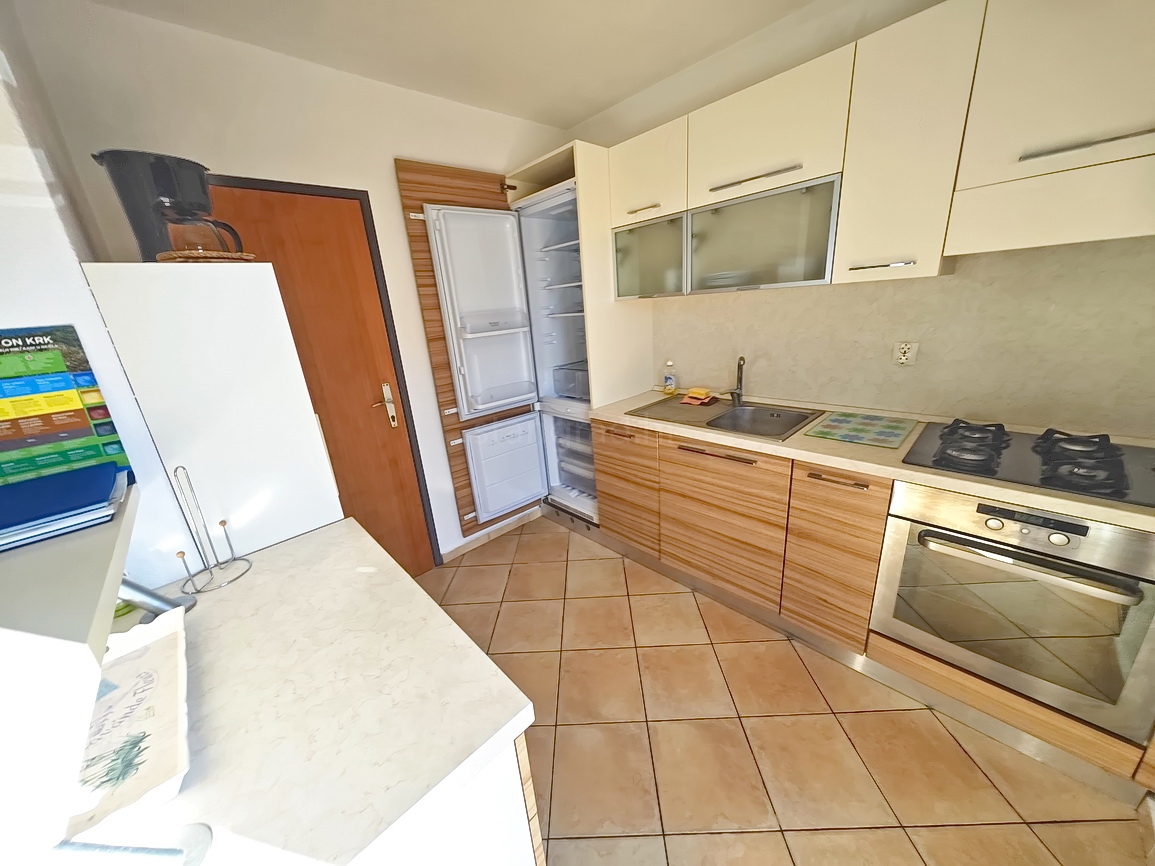 Punat, samostojna hiša z dvema stanovanjskima enotama in bazenom!