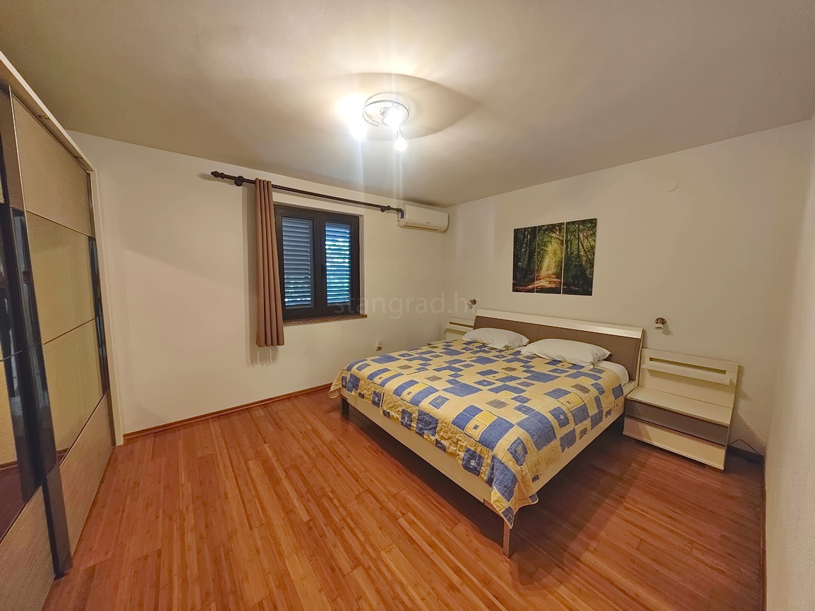 Punat, samostojna hiša z dvema stanovanjskima enotama in bazenom!