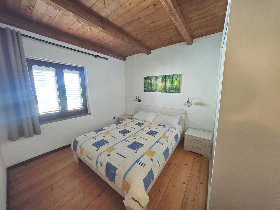 Punat, samostojna hiša z dvema stanovanjskima enotama in bazenom!