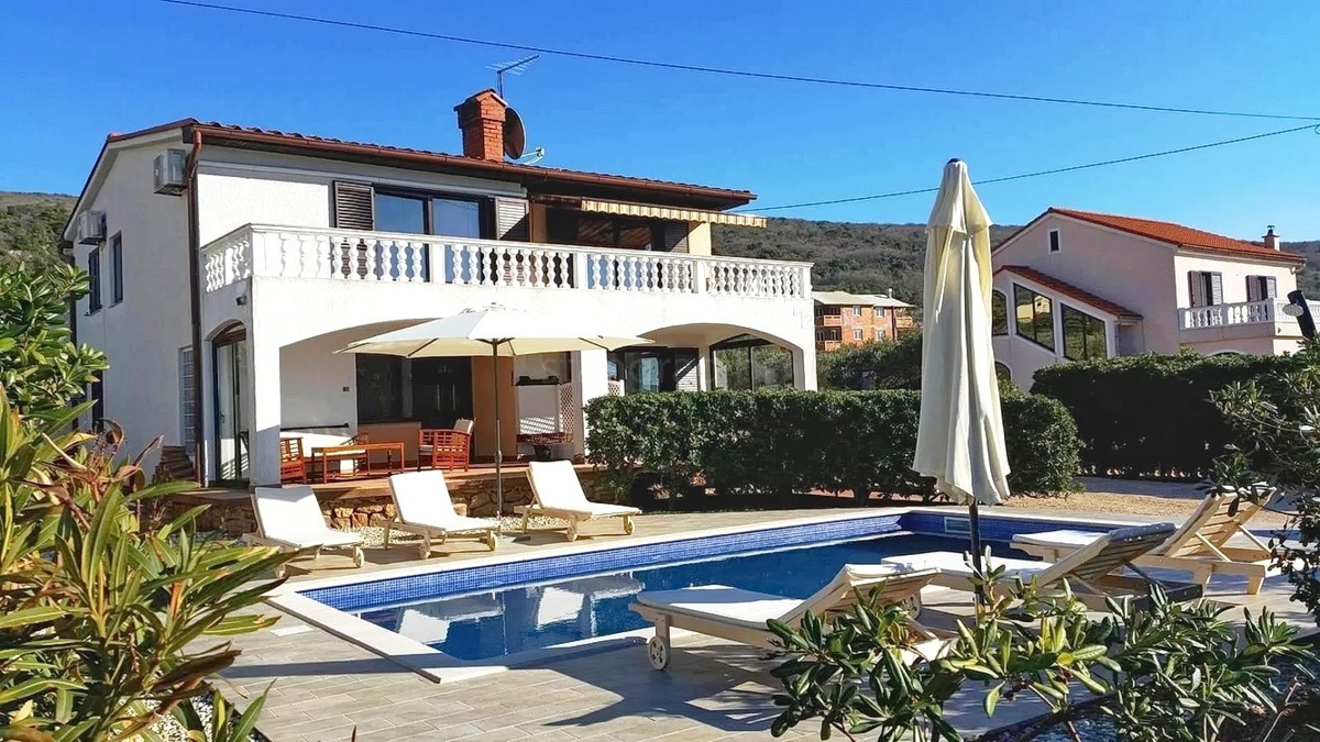 Punat, samostojna hiša z dvema stanovanjskima enotama in bazenom!