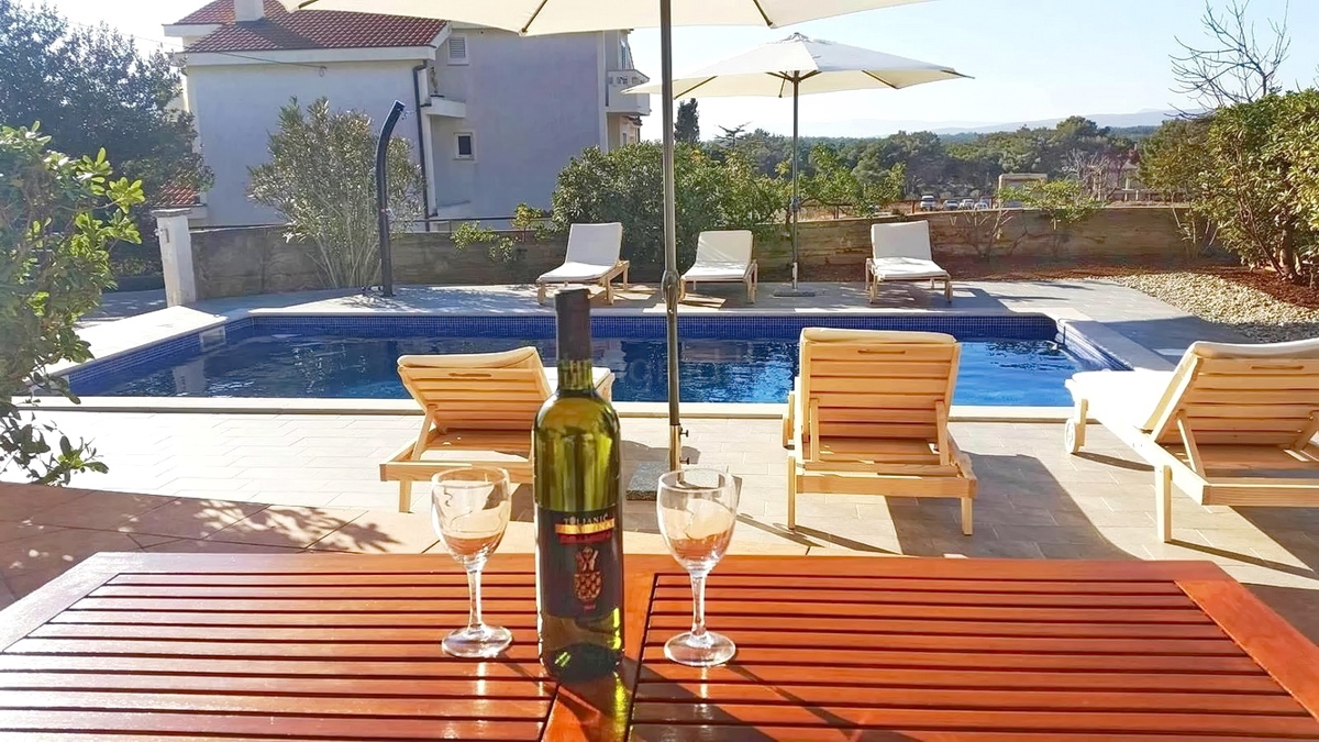 Punat, samostojna hiša z dvema stanovanjskima enotama in bazenom!