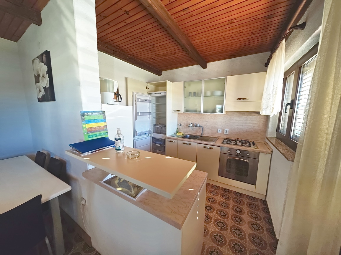 Punat, samostojna hiša z dvema stanovanjskima enotama in bazenom!