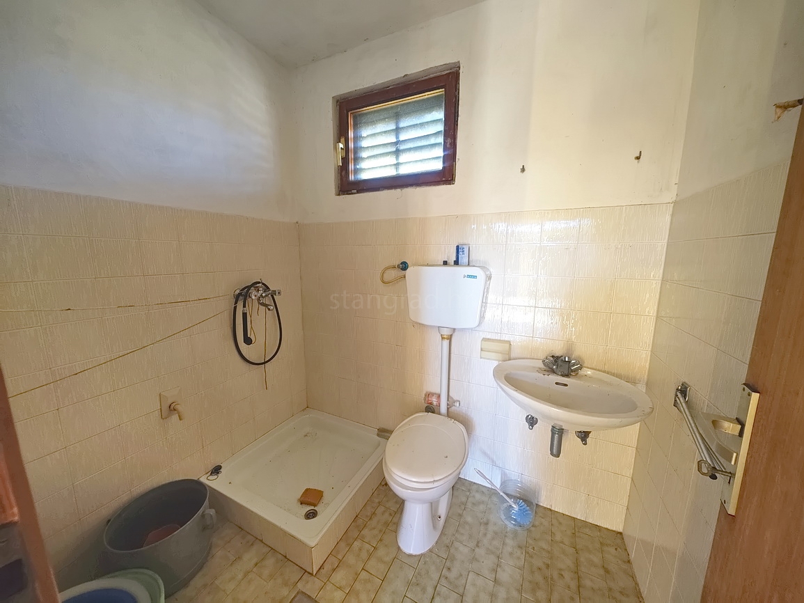 Šilo, hiša za prenovo na mirni lokaciji!