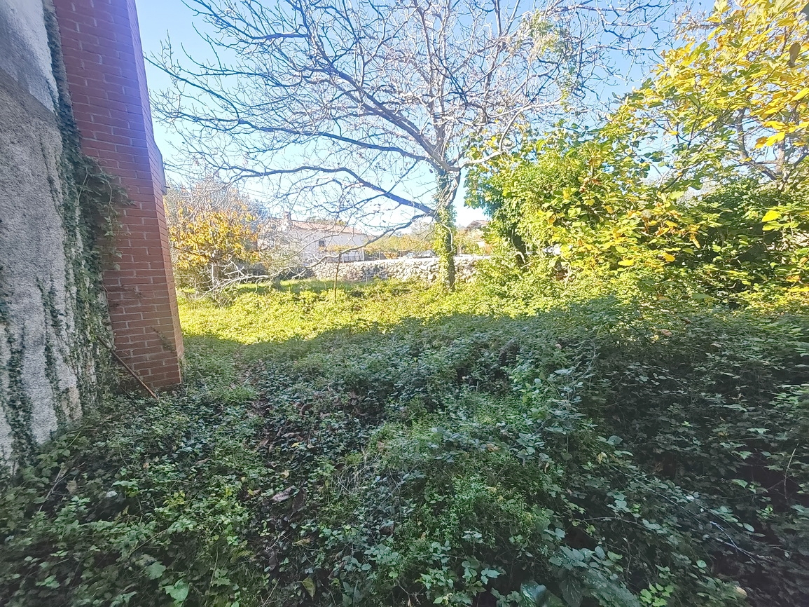 Šilo, hiša za prenovo na mirni lokaciji!