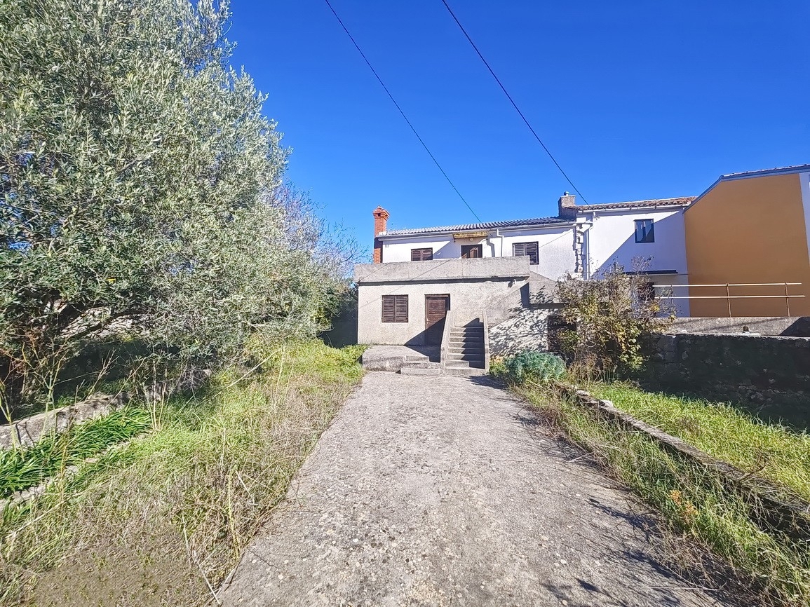 Šilo, hiša za prenovo na mirni lokaciji!