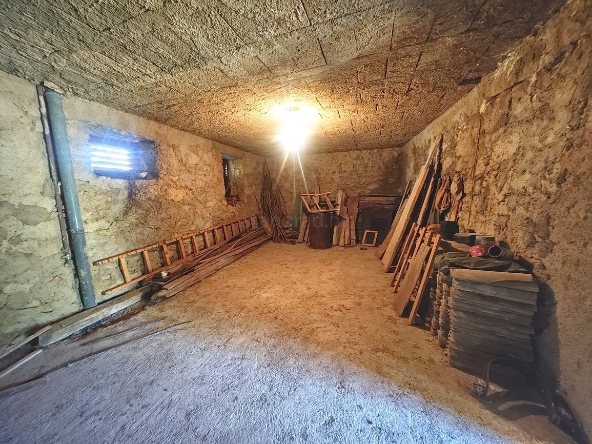 Šilo, hiša za prenovo na mirni lokaciji!