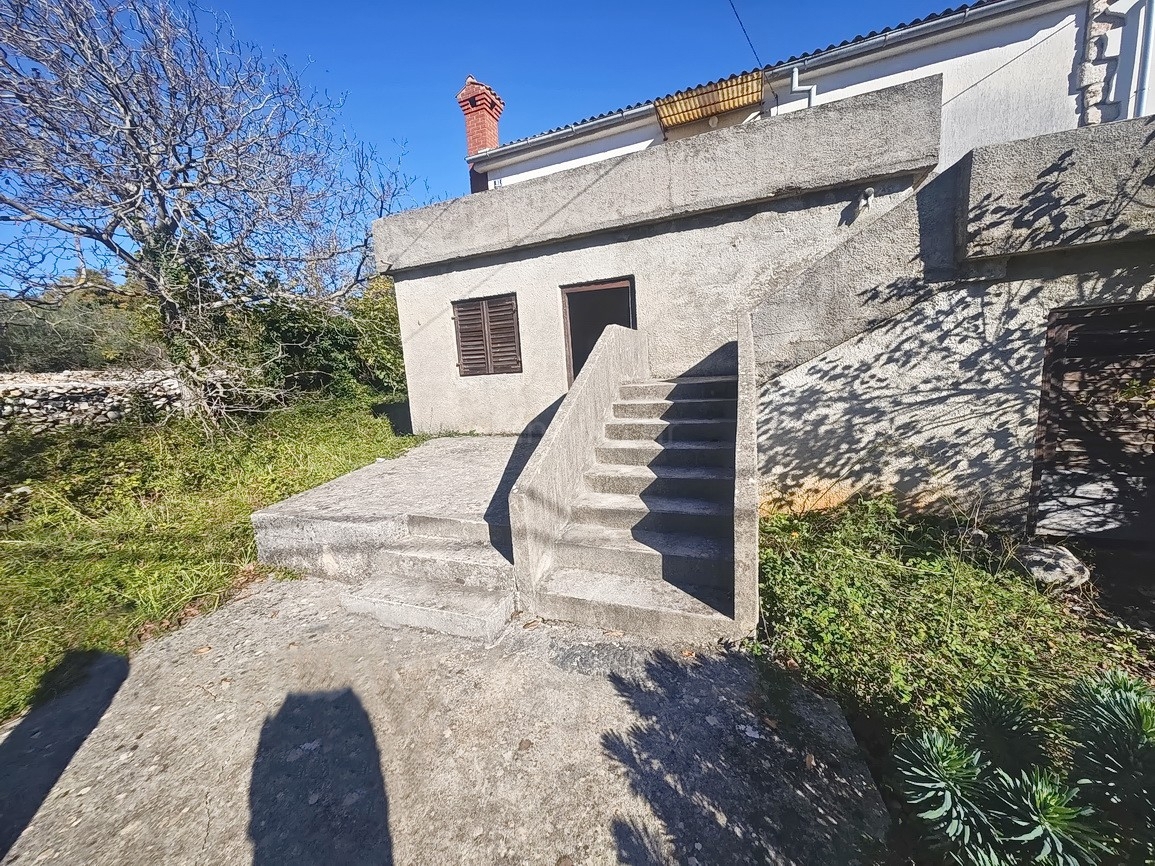 Šilo, hiša za prenovo na mirni lokaciji!