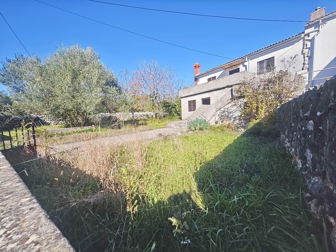 Šilo, hiša za prenovo na mirni lokaciji!