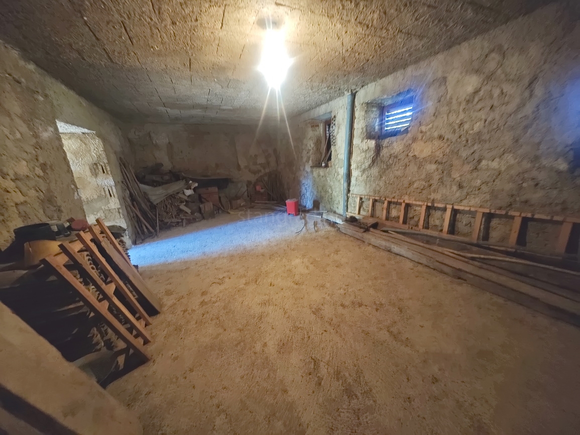 Šilo, hiša za prenovo na mirni lokaciji!