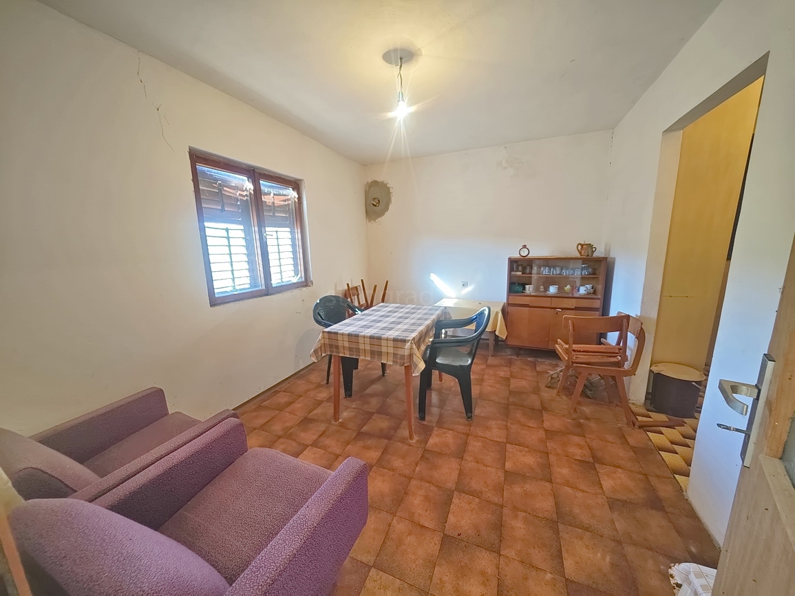 Šilo, hiša za prenovo na mirni lokaciji!