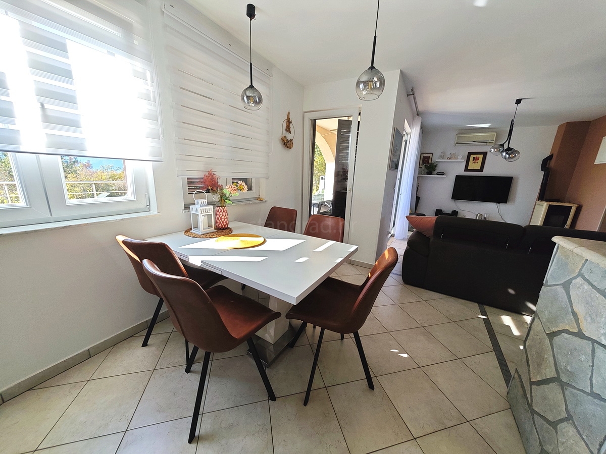 Območje Krka, stanovanje v pritličju s pogledom na morje!