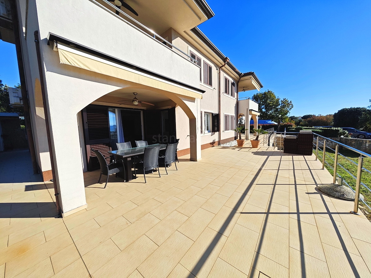 Območje Krka, stanovanje v pritličju s pogledom na morje!