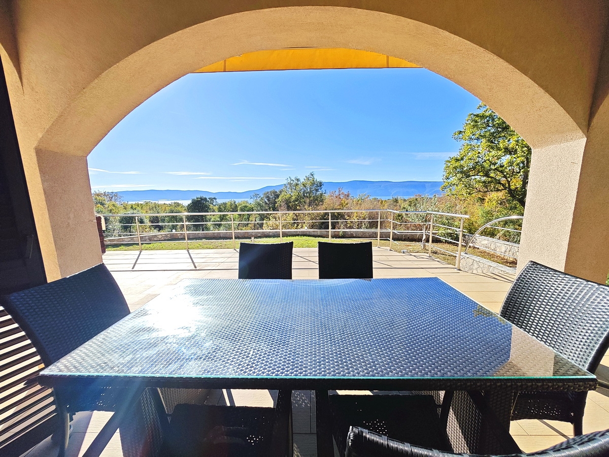 Območje Krka, stanovanje v pritličju s pogledom na morje!