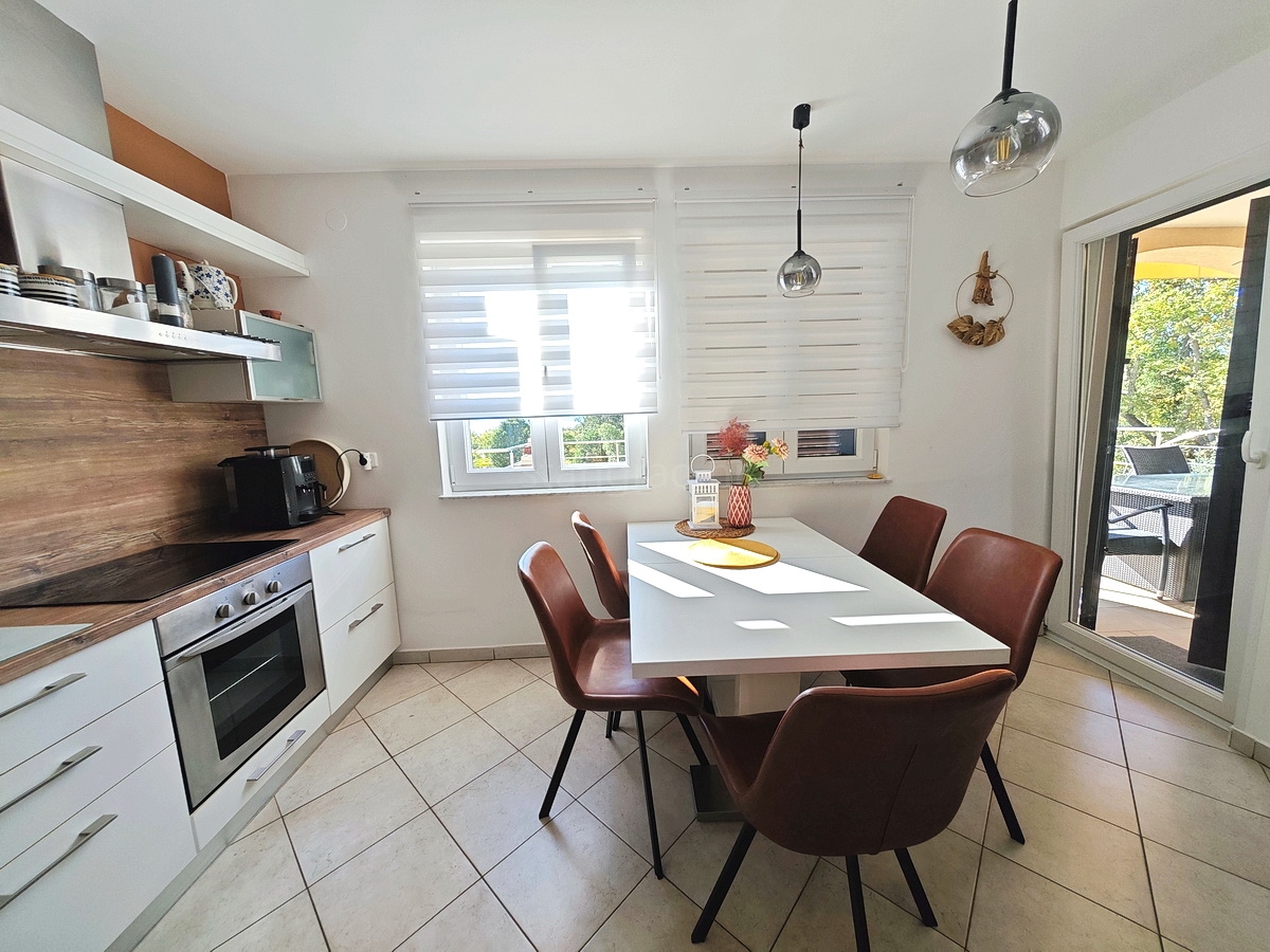 Območje Krka, stanovanje v pritličju s pogledom na morje!