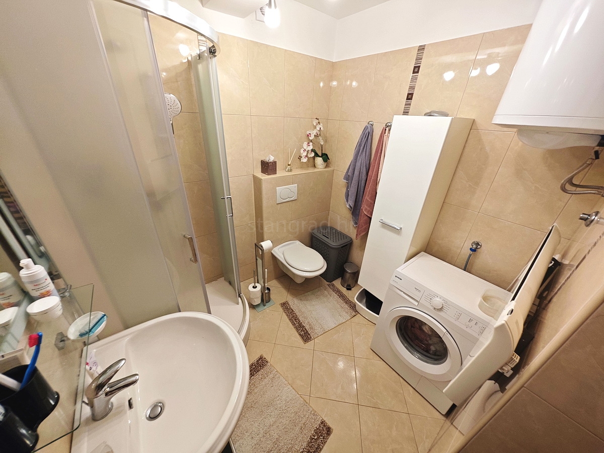 Območje Krka, stanovanje v pritličju s pogledom na morje!