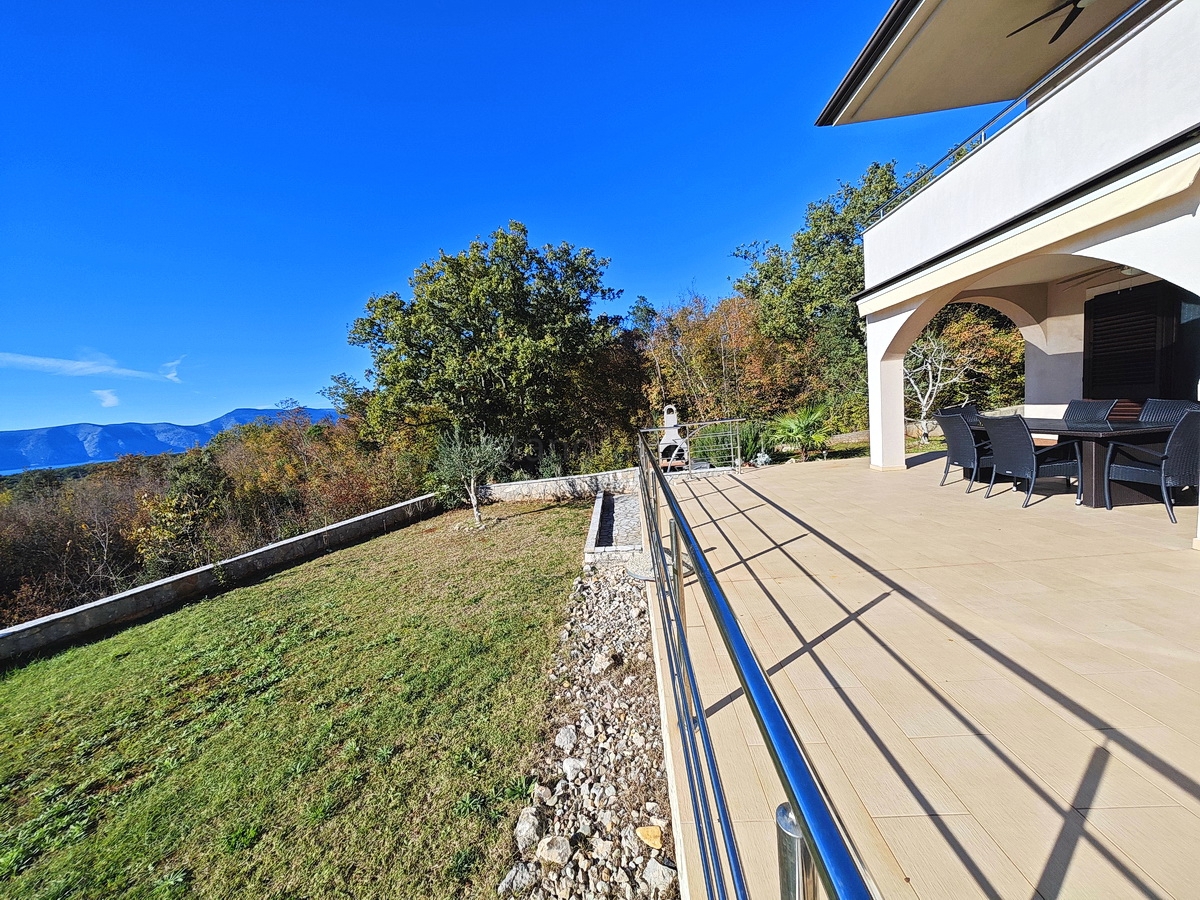 Območje Krka, stanovanje v pritličju s pogledom na morje!