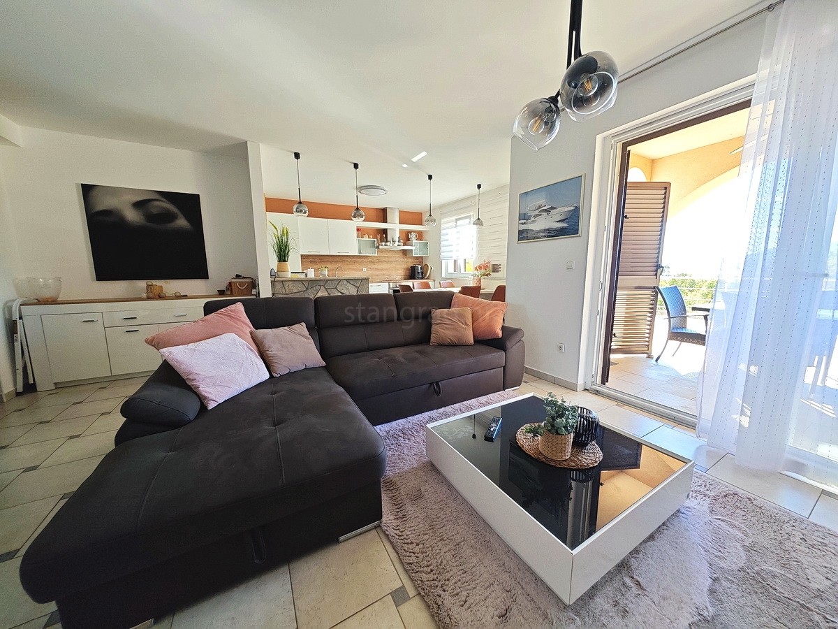 Območje Krka, stanovanje v pritličju s pogledom na morje!