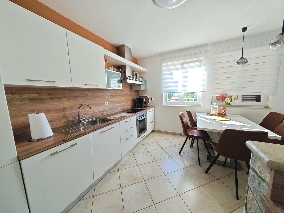 Območje Krka, stanovanje v pritličju s pogledom na morje!