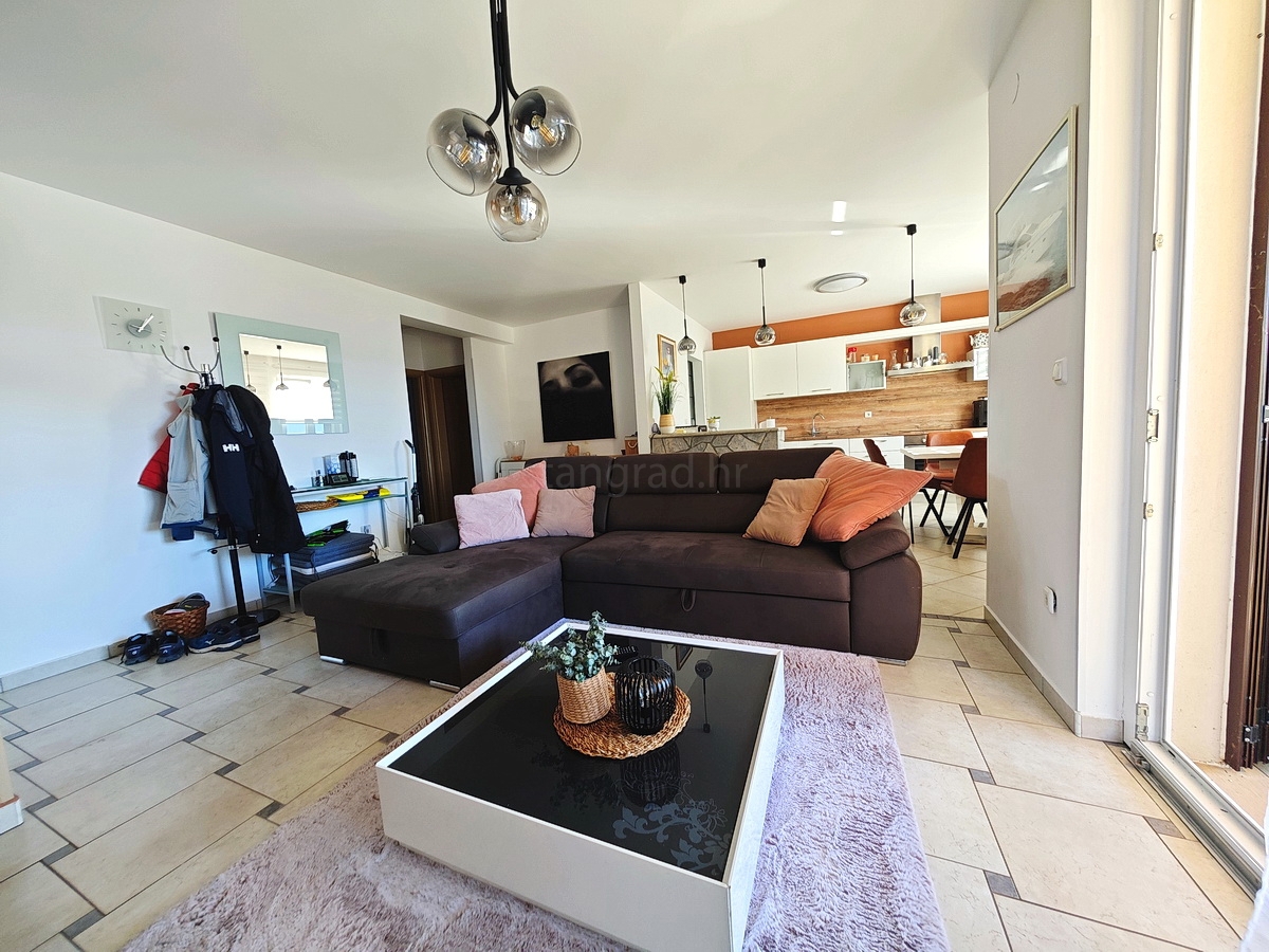 Območje Krka, stanovanje v pritličju s pogledom na morje!