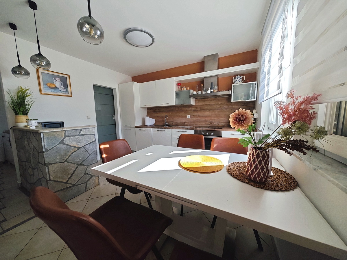 Območje Krka, stanovanje v pritličju s pogledom na morje!