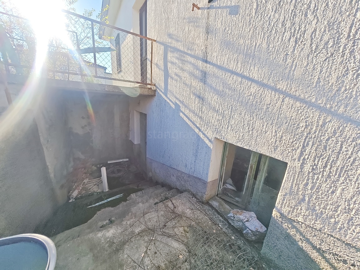 Zaliv Soline, samostojna kamnita hiša za prenovo!