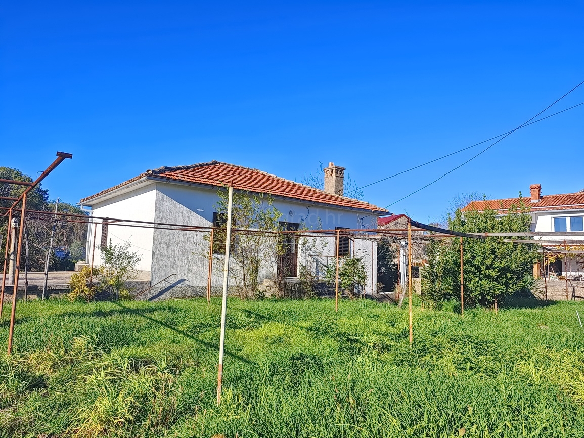 Zaliv Soline, samostojna kamnita hiša za prenovo!