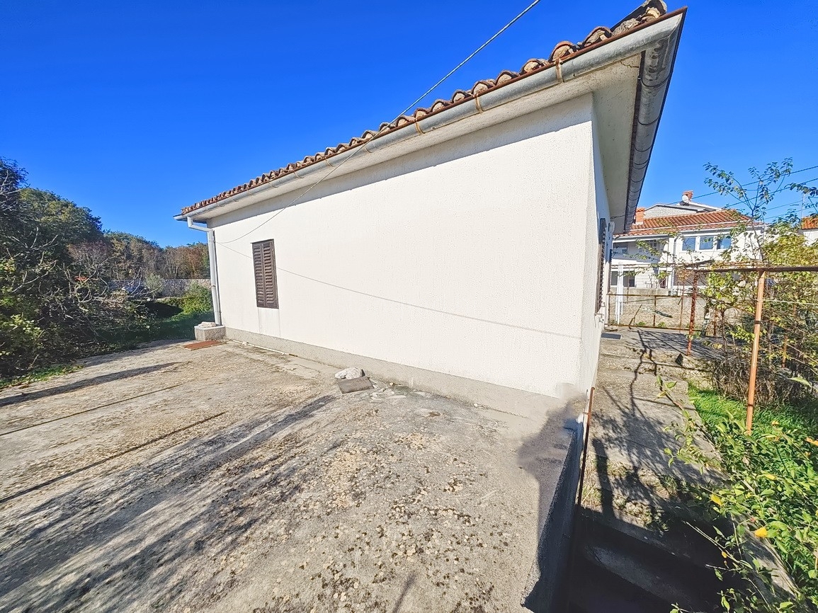 Zaliv Soline, samostojna kamnita hiša za prenovo!