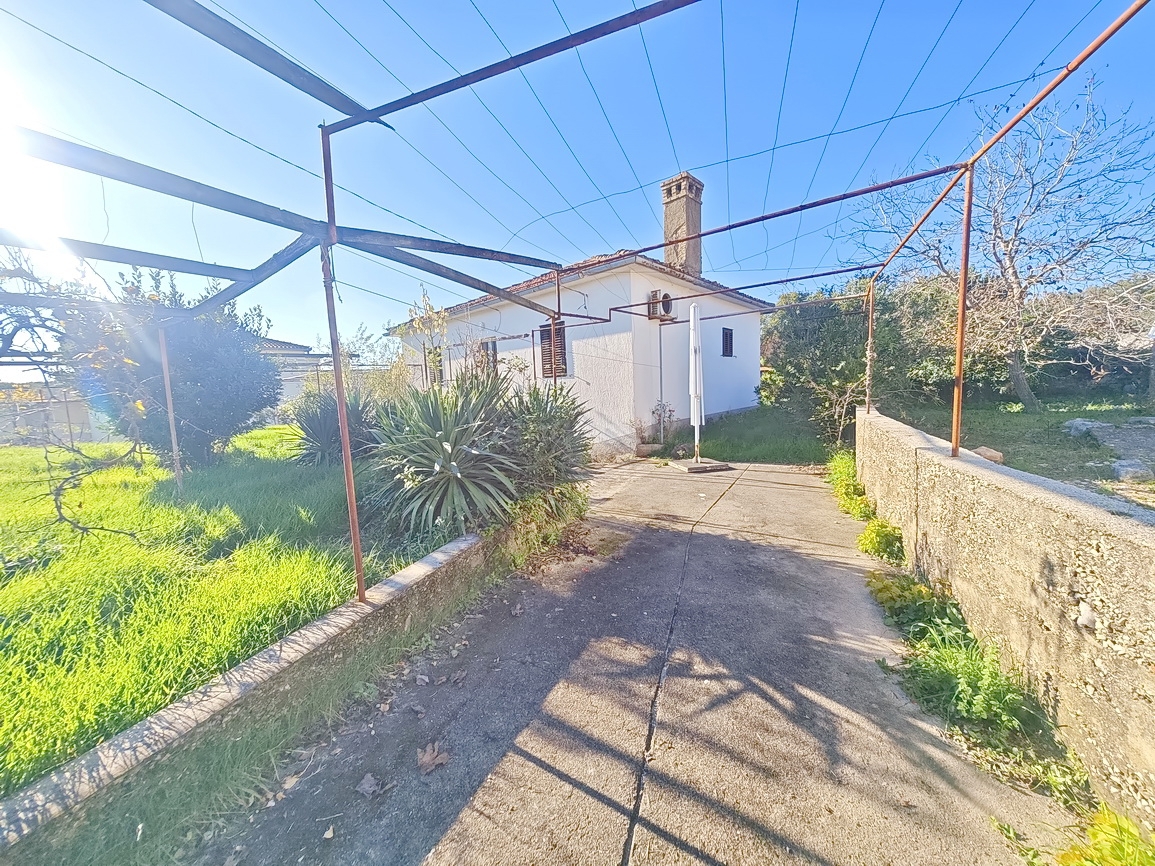 Zaliv Soline, samostojna kamnita hiša za prenovo!