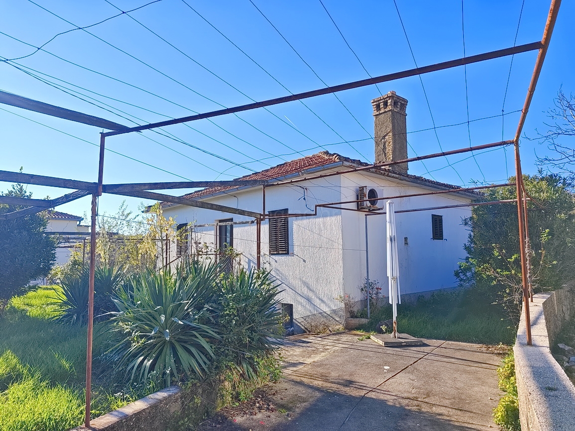 Zaliv Soline, samostojna kamnita hiša za prenovo!