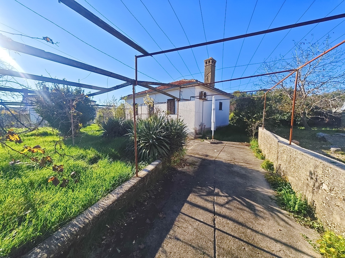 Zaliv Soline, samostojna kamnita hiša za prenovo!