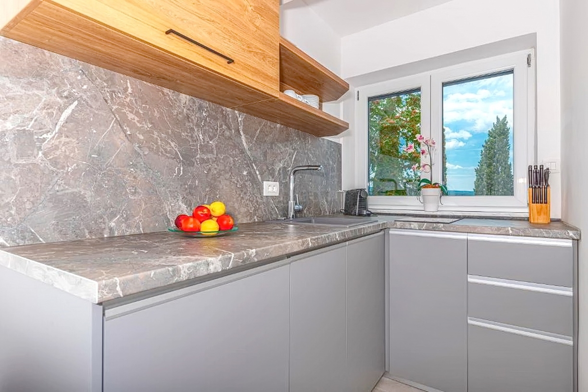 Crikvenica, vila z osmimi stanovanjskimi enotami na odlični lokaciji!