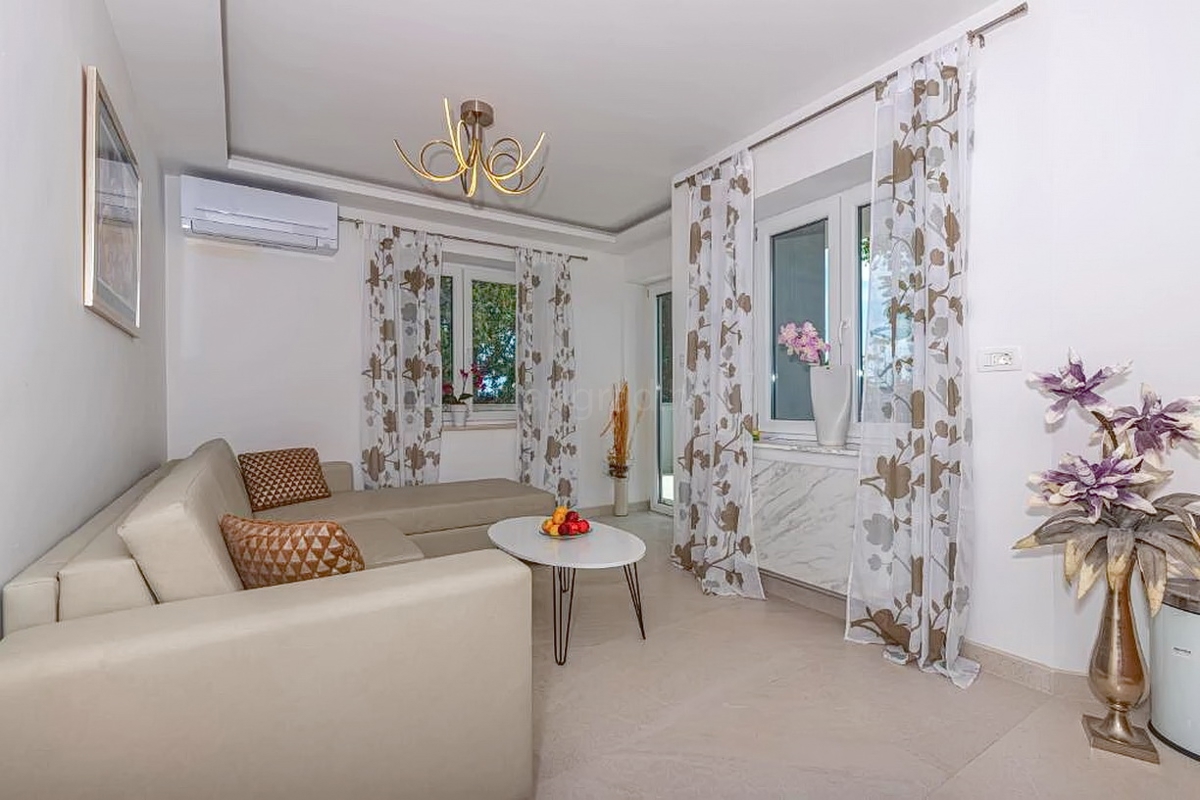 Crikvenica, vila z osmimi stanovanjskimi enotami na odlični lokaciji!