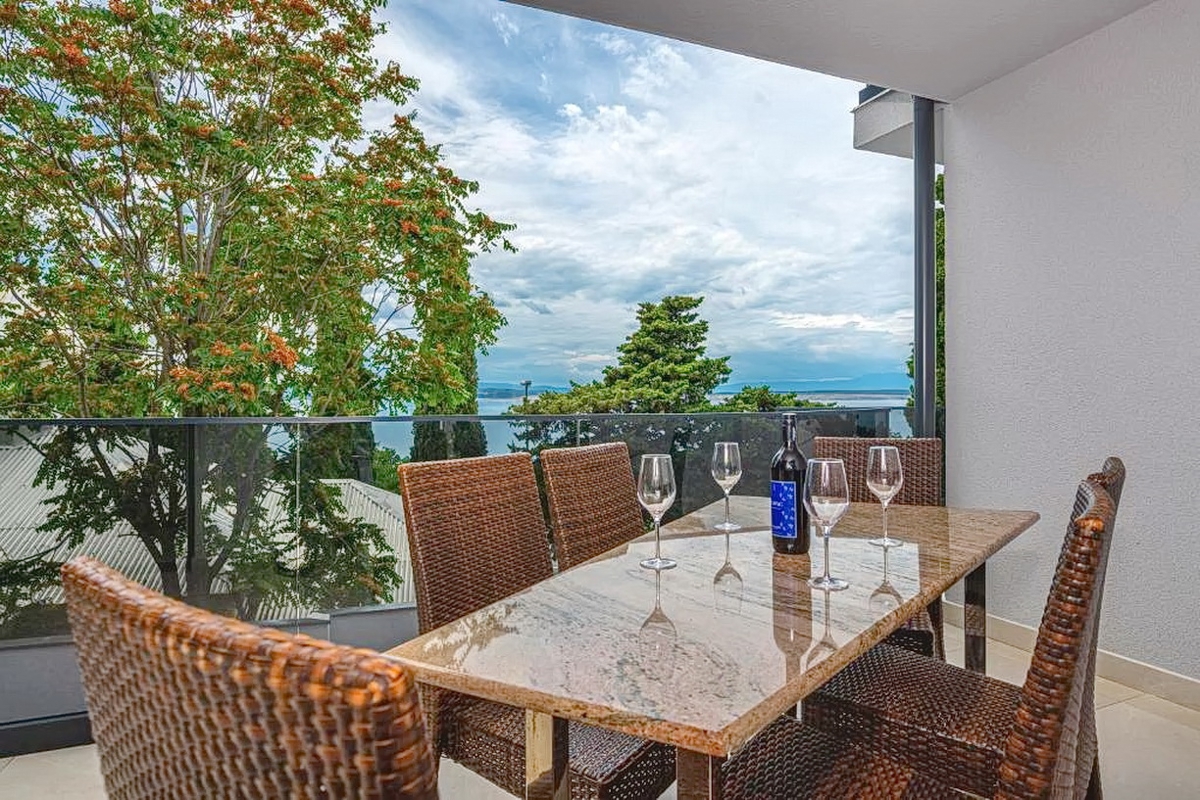 Crikvenica, vila z osmimi stanovanjskimi enotami na odlični lokaciji!