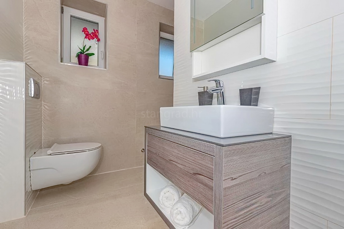 Crikvenica, vila z osmimi stanovanjskimi enotami na odlični lokaciji!