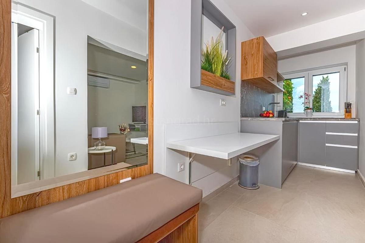 Crikvenica, vila z osmimi stanovanjskimi enotami na odlični lokaciji!