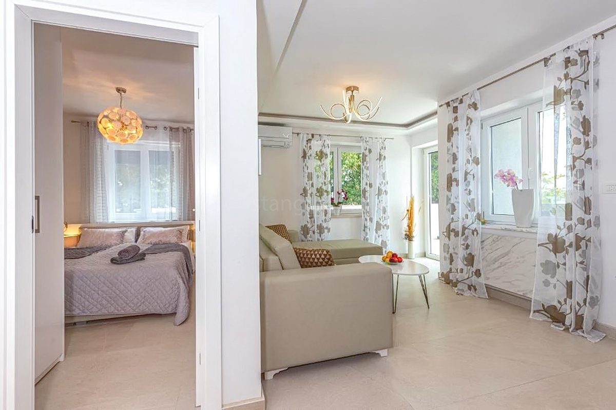 Crikvenica, vila z osmimi stanovanjskimi enotami na odlični lokaciji!