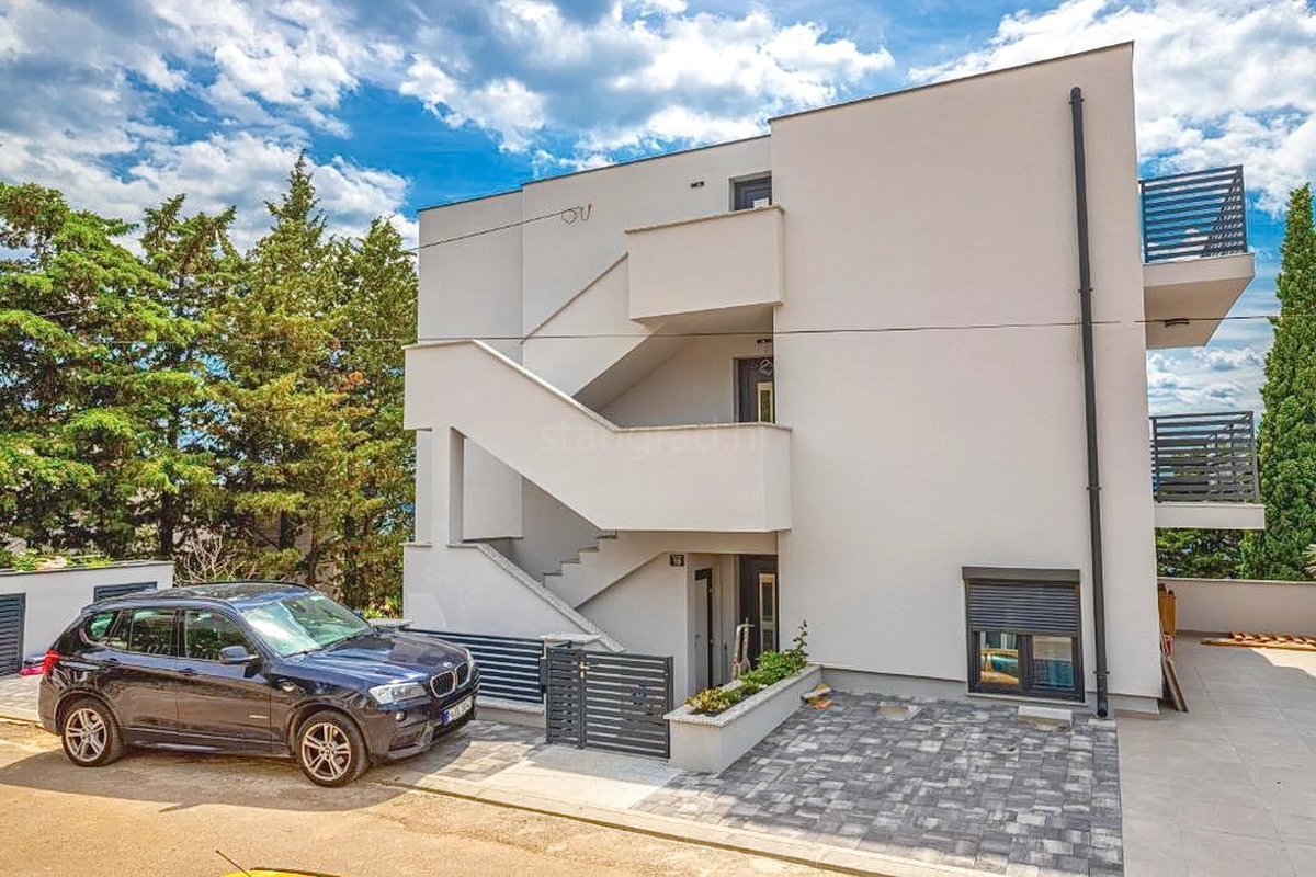 Crikvenica, vila z osmimi stanovanjskimi enotami na odlični lokaciji!