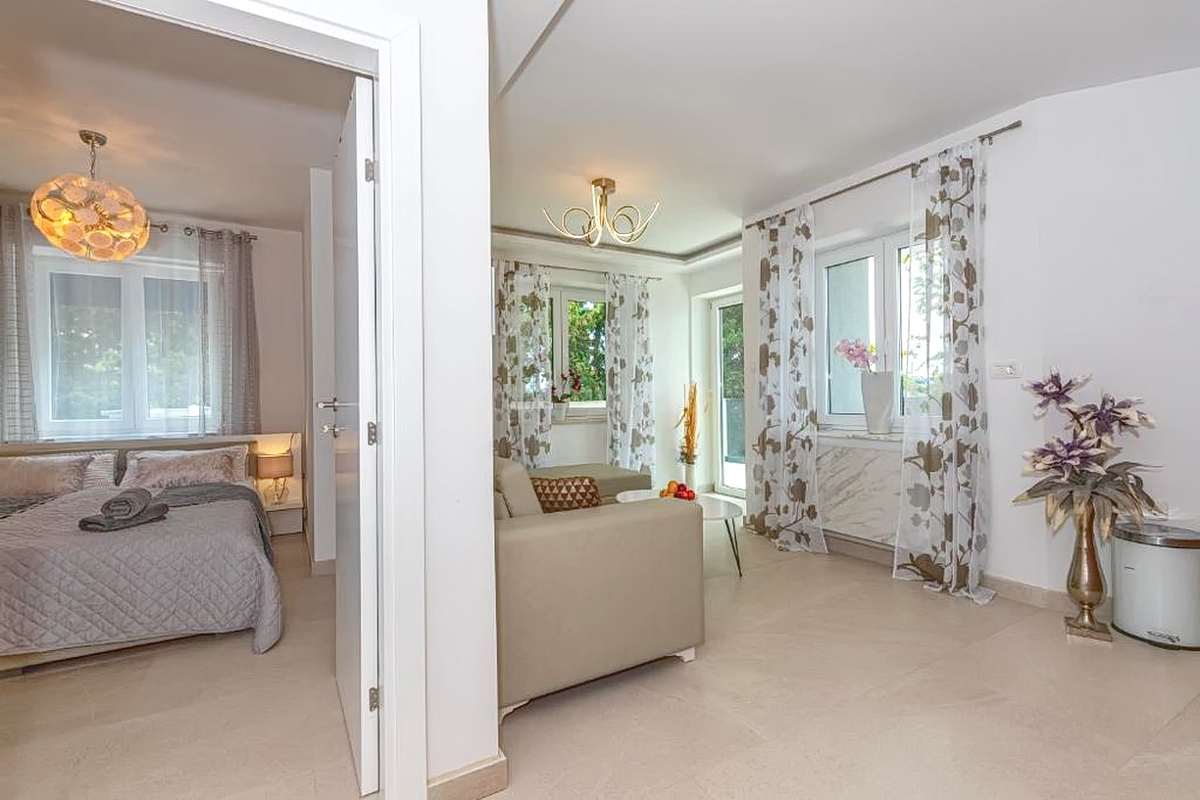 Crikvenica, vila z osmimi stanovanjskimi enotami na odlični lokaciji!