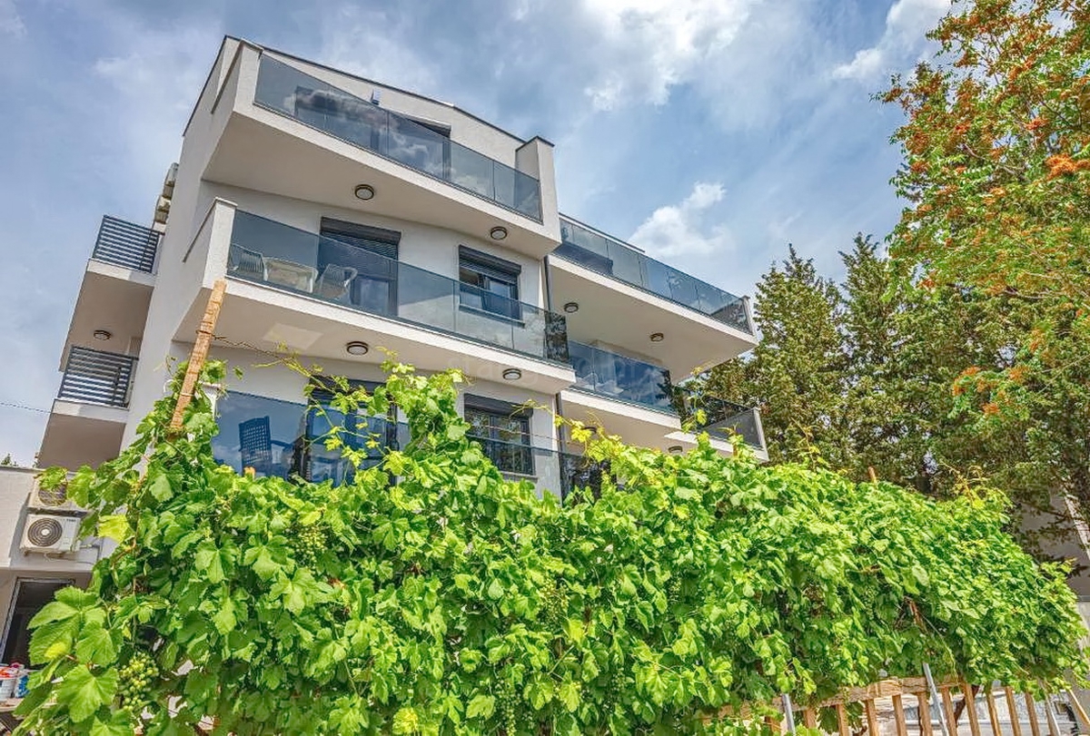 Crikvenica, vila z osmimi stanovanjskimi enotami na odlični lokaciji!